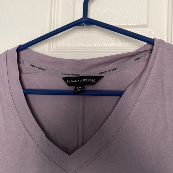 Banana Republic classic V-neck shirt sleeve top - Picture 2 of 2